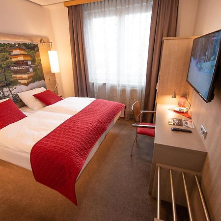 Hotel Hellers Krug Хольцминден Экстерьер фото