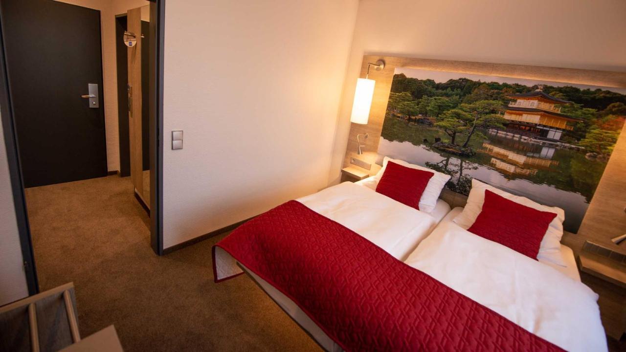 Hotel Hellers Krug Хольцминден Экстерьер фото