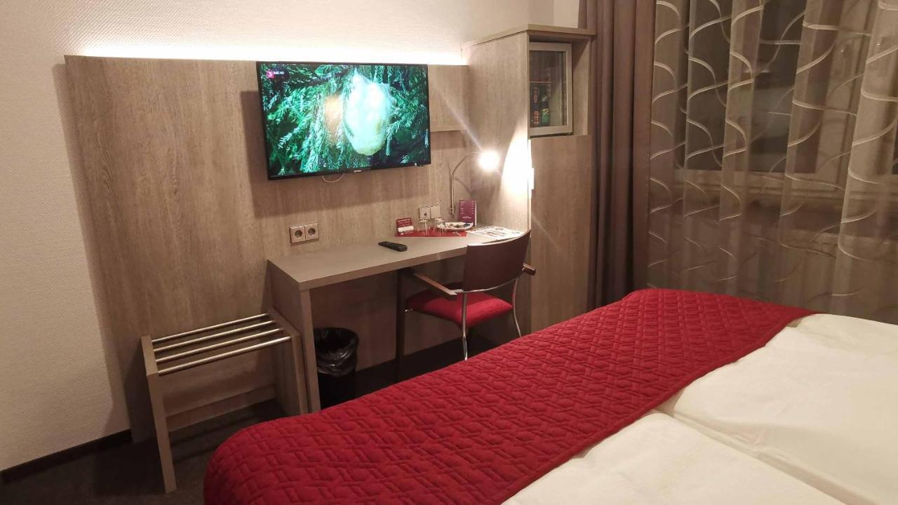 Hotel Hellers Krug Хольцминден Экстерьер фото