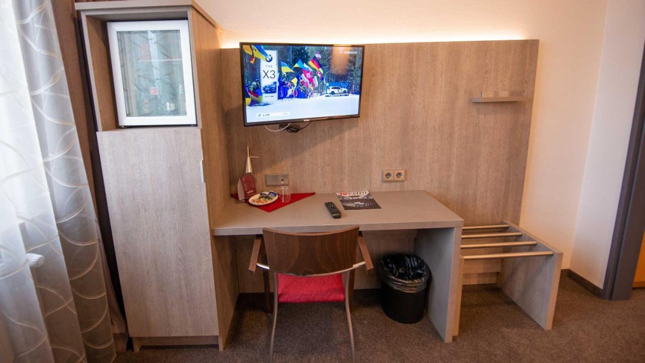 Hotel Hellers Krug Хольцминден Экстерьер фото