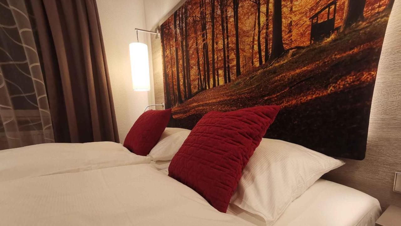 Hotel Hellers Krug Хольцминден Экстерьер фото