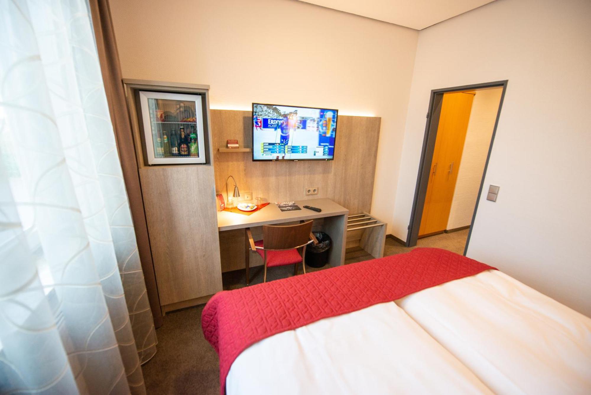 Hotel Hellers Krug Хольцминден Экстерьер фото