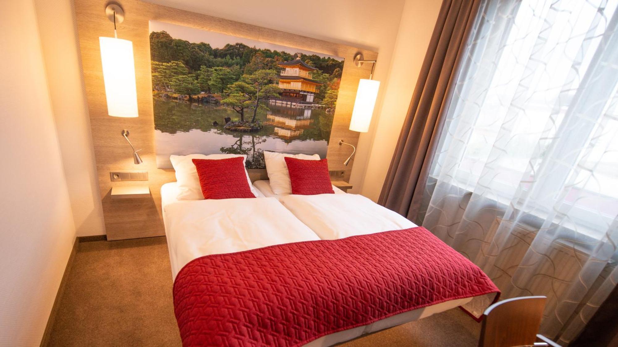 Hotel Hellers Krug Хольцминден Экстерьер фото