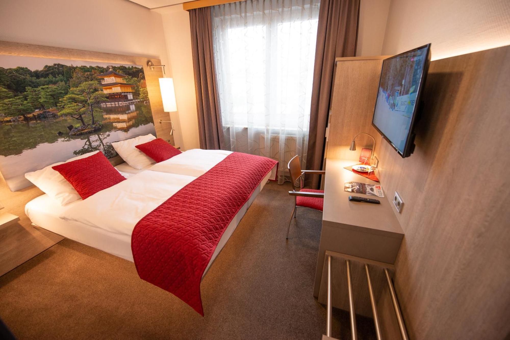 Hotel Hellers Krug Хольцминден Экстерьер фото