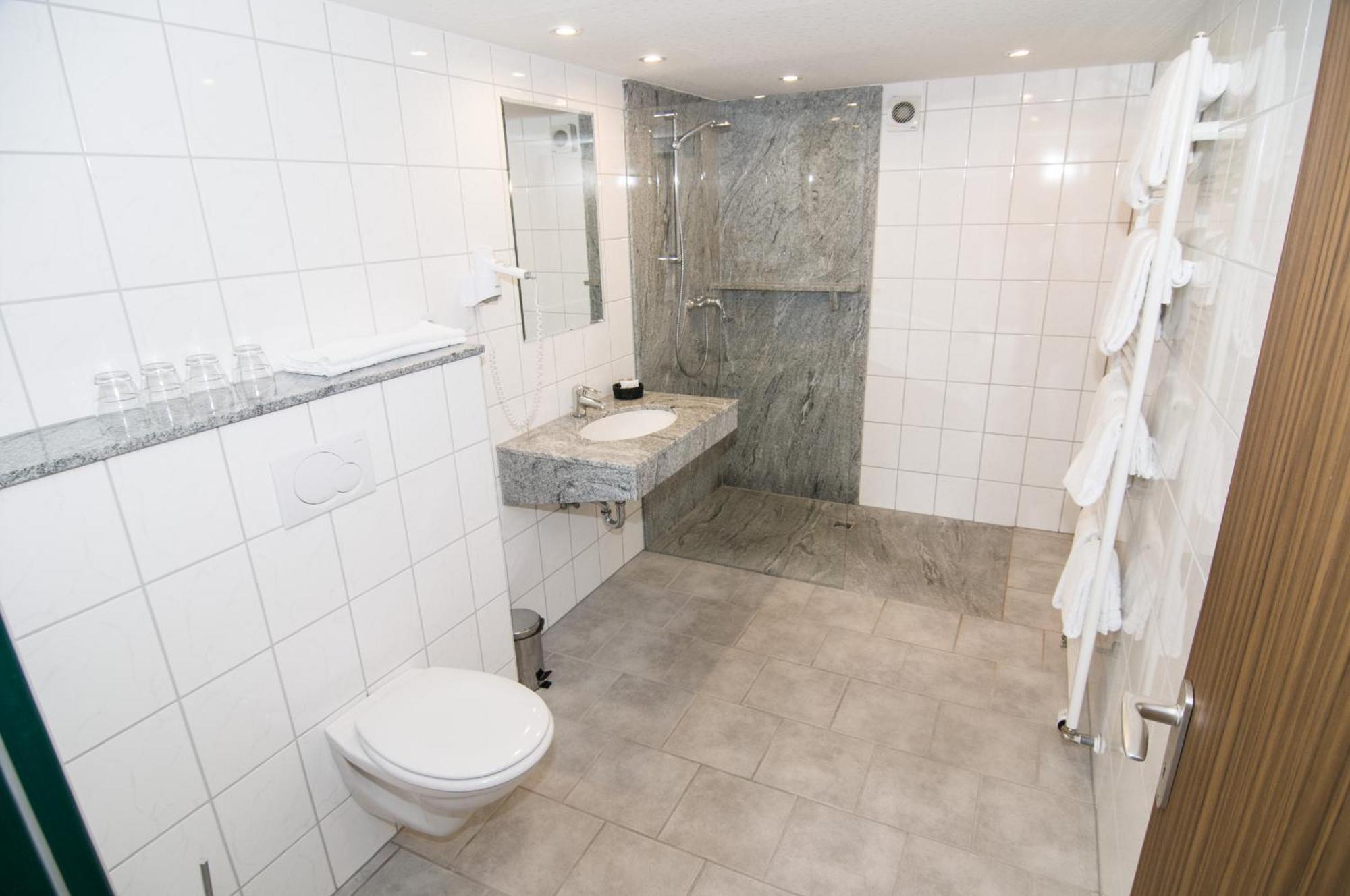 Hotel Hellers Krug Хольцминден Экстерьер фото