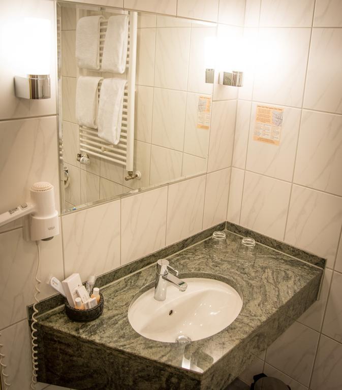 Hotel Hellers Krug Хольцминден Экстерьер фото