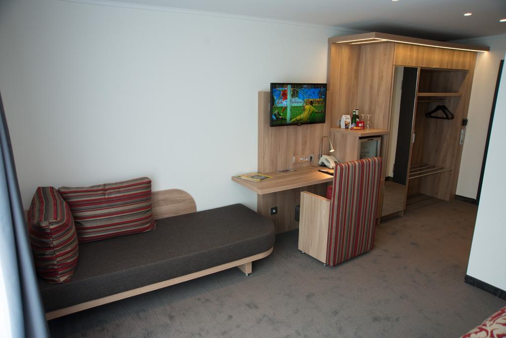 Hotel Hellers Krug Хольцминден Экстерьер фото