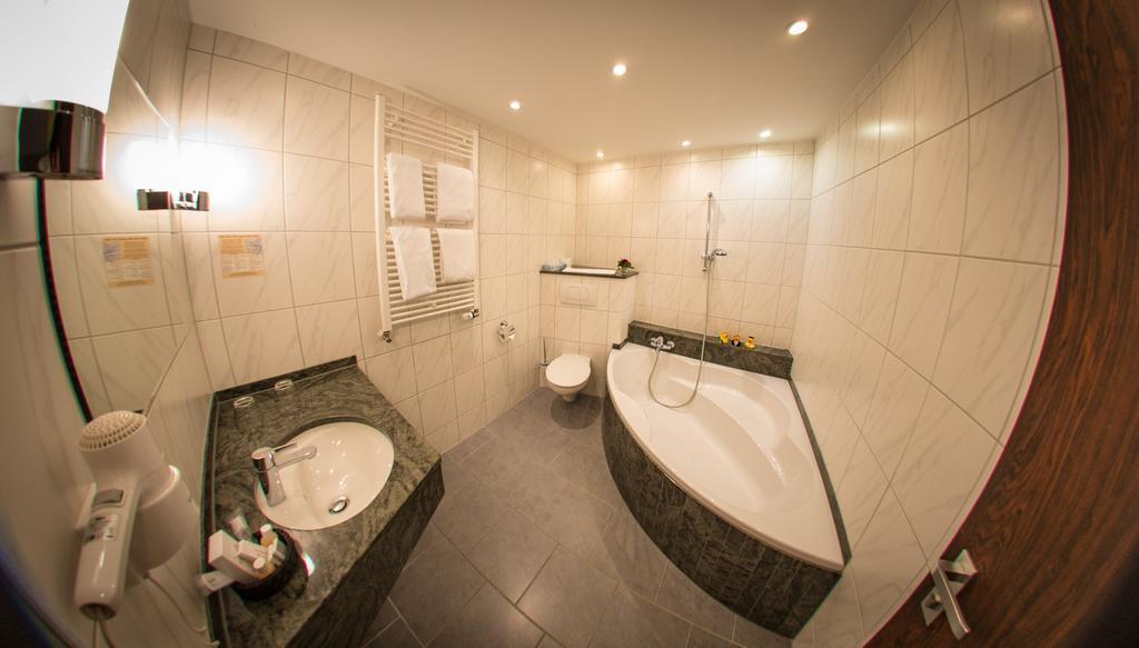 Hotel Hellers Krug Хольцминден Экстерьер фото