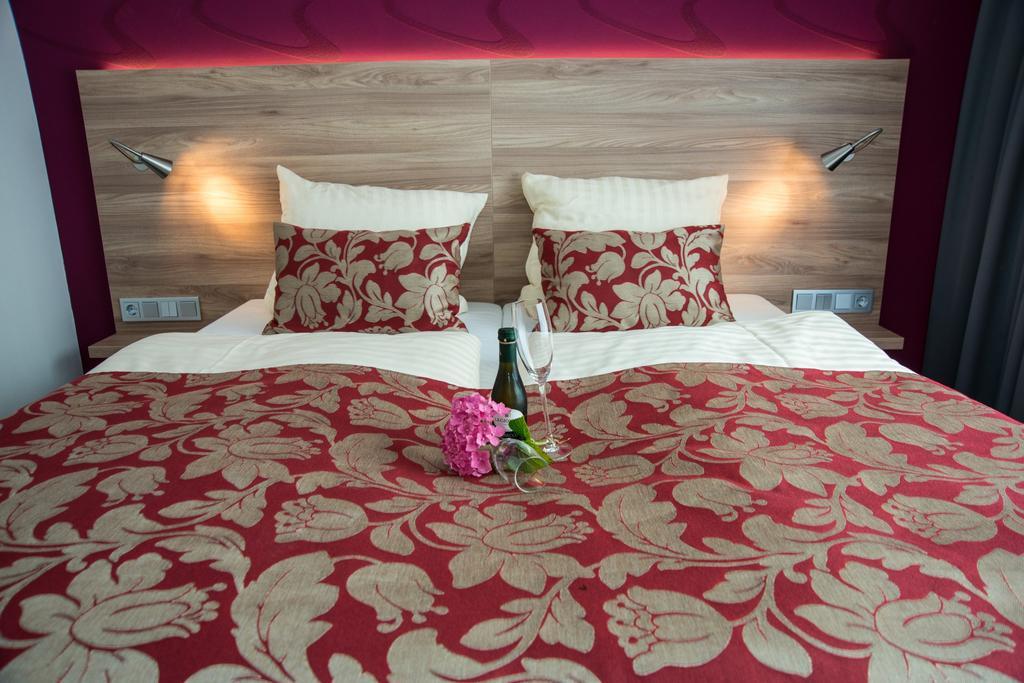 Hotel Hellers Krug Хольцминден Экстерьер фото